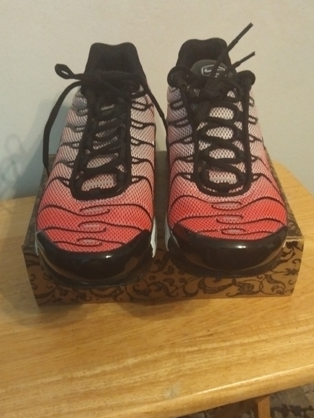 Nike Mens’s Pink & Black Gradient Lace-Up Athletic Sneakers.Size 10